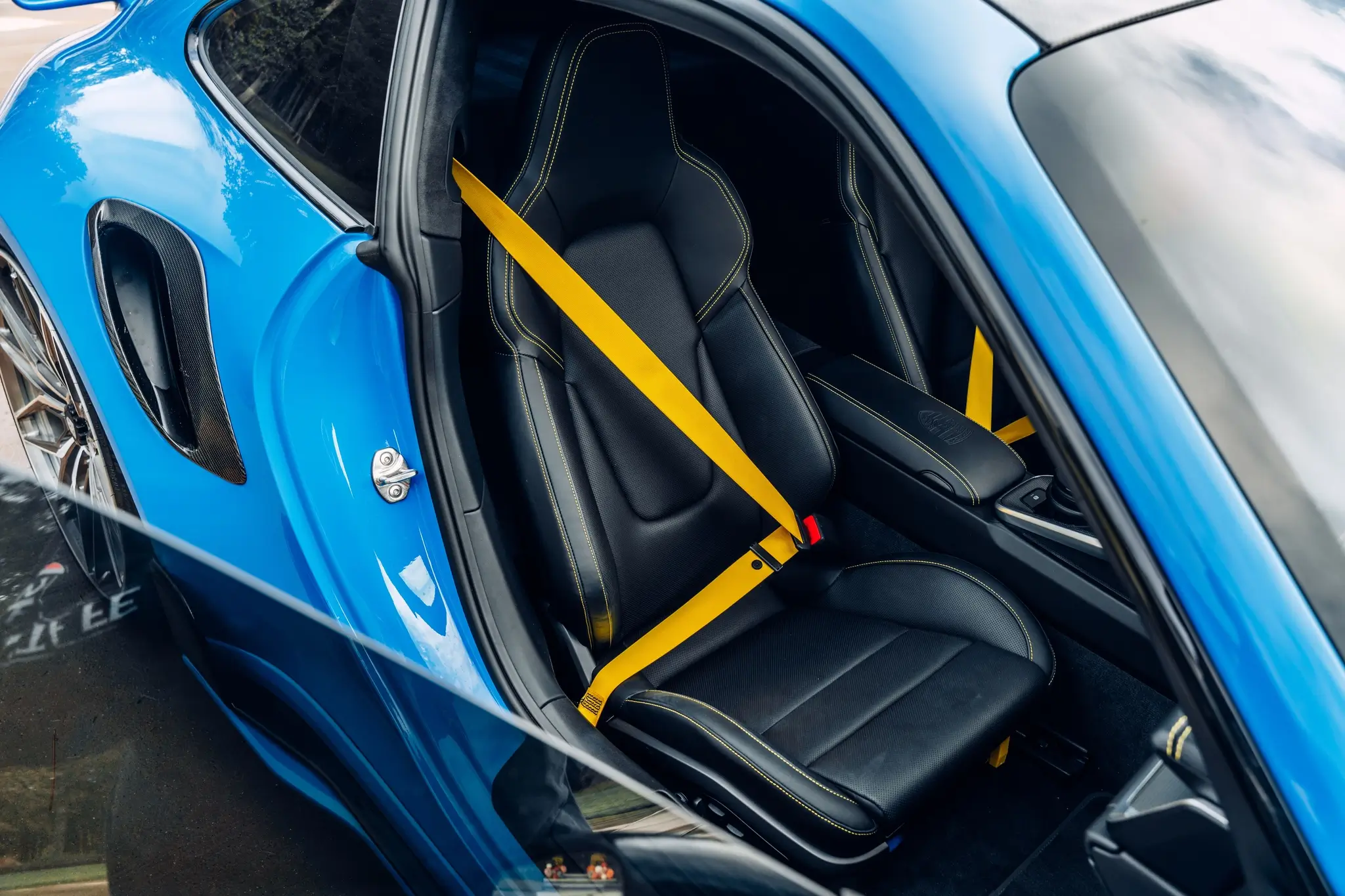 4k-Mile 2022 Porsche 992 Turbo S Coupe Lightweight Package photo 3