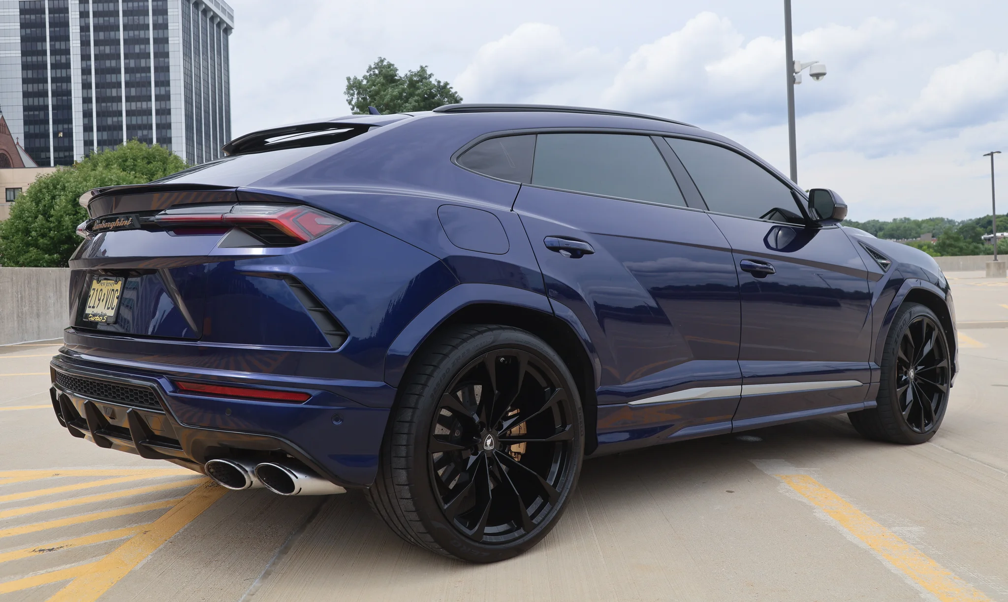2019 Lamborghini Urus photo 2
