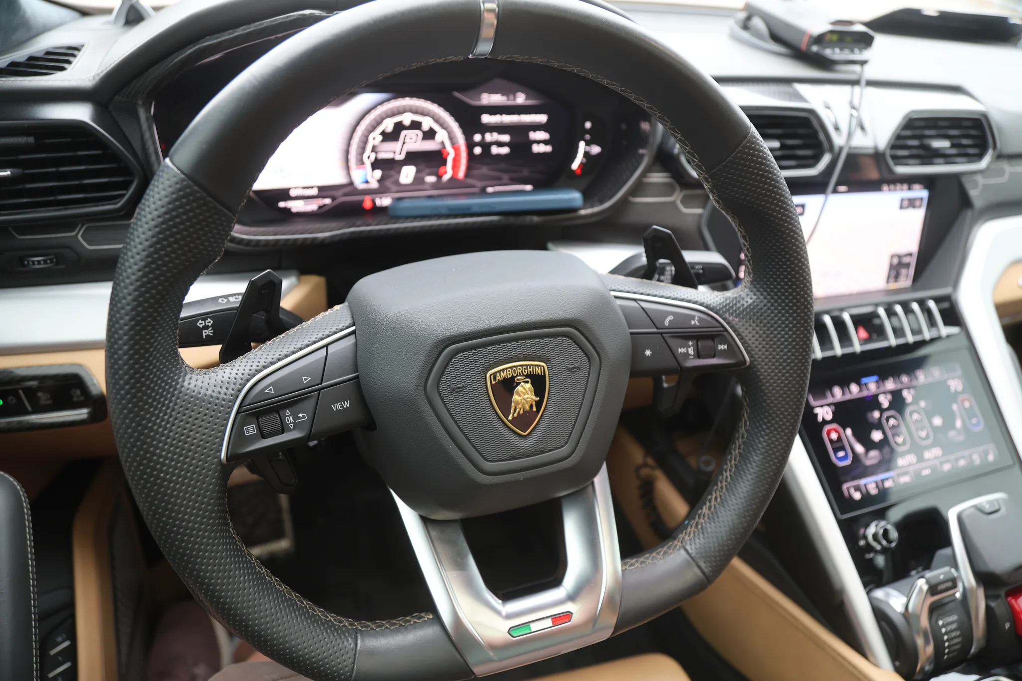 2019 Lamborghini Urus photo 3