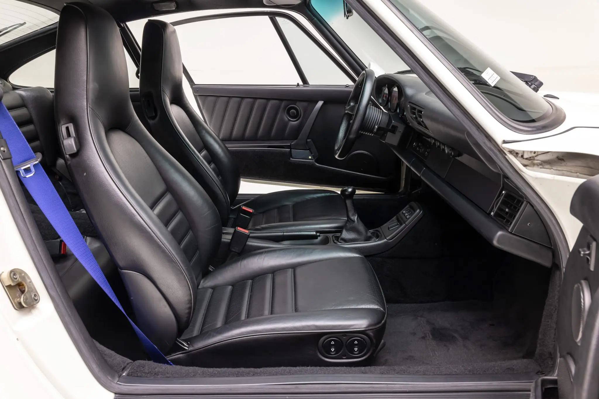 RoW 1991 Porsche 911 Carrera 2 Coupe 5-Speed photo 4