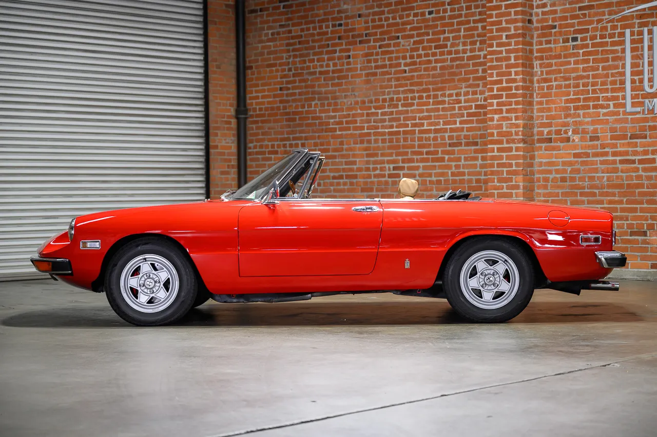 2.0L-Powered 1971 Alfa Romeo 1750 Spider Veloce photo 3